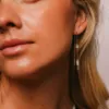 Shapes "Fairy" ørepynt i forgylt sølv med krystaller i grønn toner