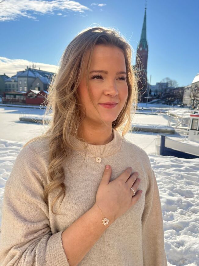 Sandra Lyng ring "Engledråper" i forgylt sølv med ferskvannsperler