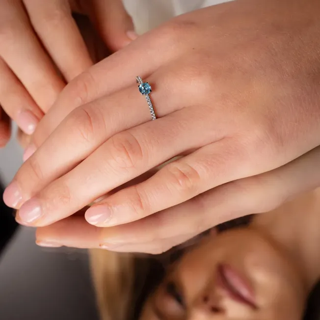 Ring i hvitt gull med topas og diamanter