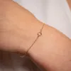 Gult gull armbånd med en c.zirkonia midt i lenken.