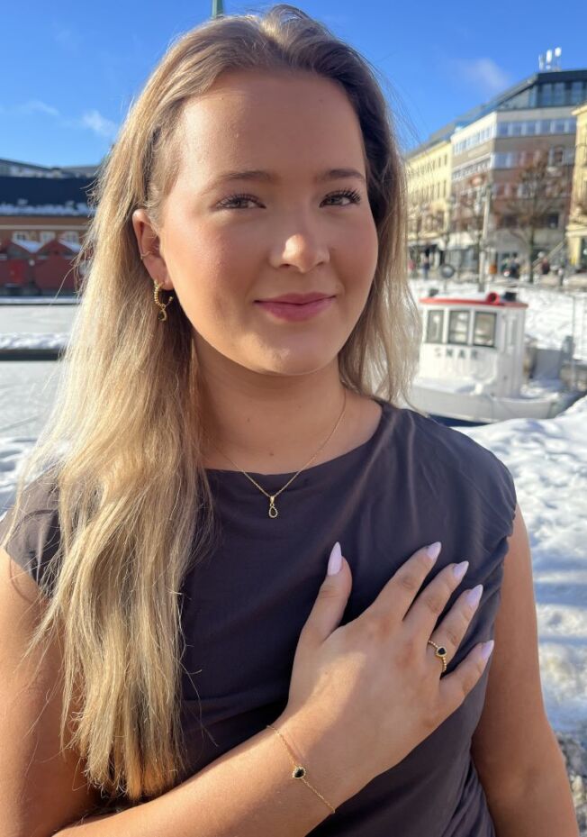 Nora Mørk ring med sort c.zirkonia i forgylt sølv