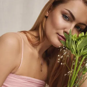 Blossom ørepynt og kjede i forgylt og rodinert sølv. Fra Pan Jewlery
