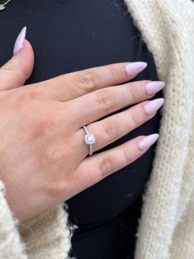 Hvitt gull rosettring med diamanter 0,38 W.SI