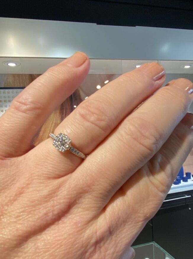 Gult gull rosettring med diamanter 0,38 W.SI