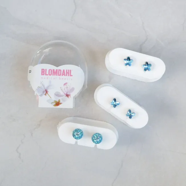 Blomdahl ørepynt blomst i plast med turkise krystaller
