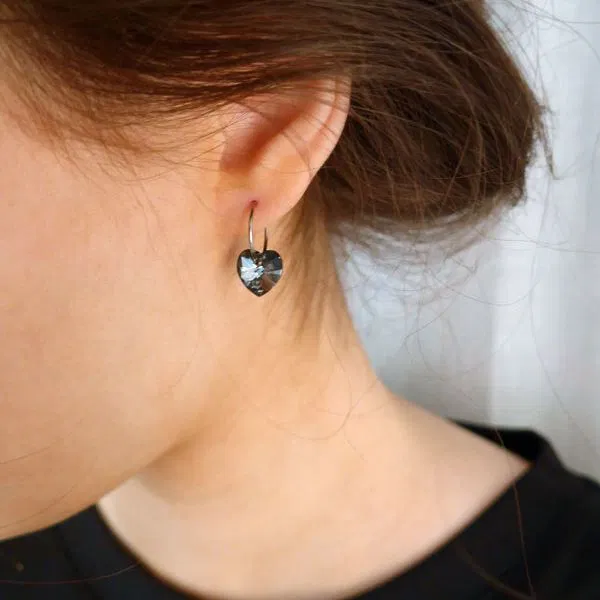 Blomdahl Heart øreringer i titan med black diamond-farget krystall