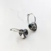 Blomdahl Heart øreringer i titan med black diamond-farget krystall