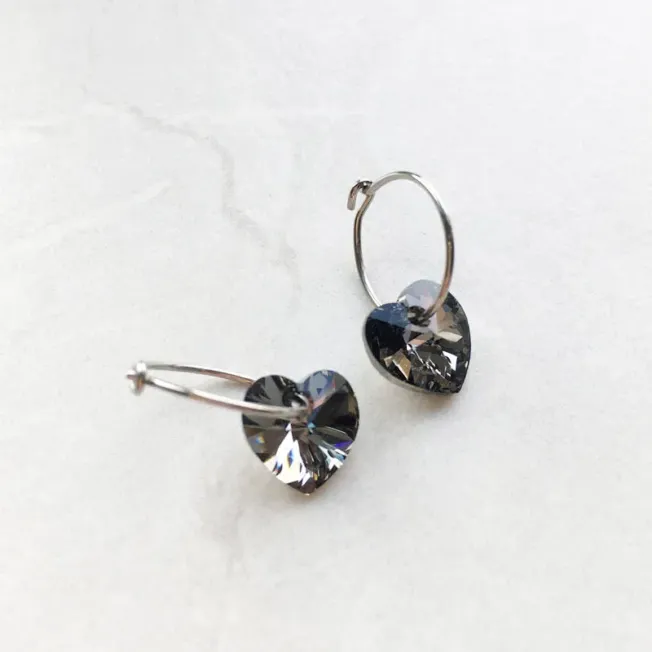 Blomdahl Heart øreringer i titan med black diamond-farget krystall
