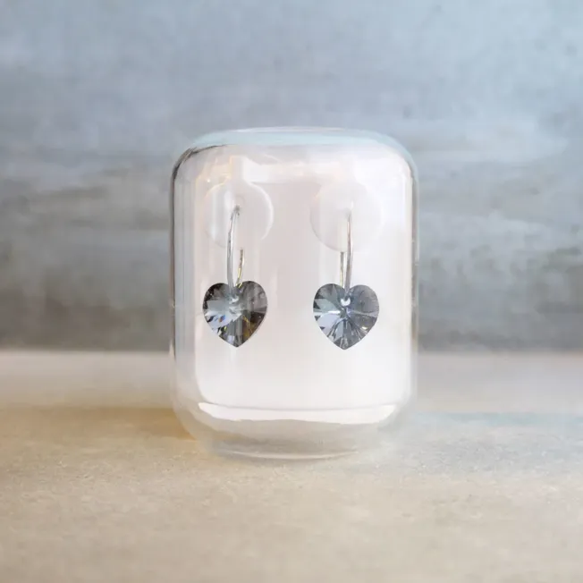 Blomdahl Heart øreringer i titan med black diamond-farget krystall