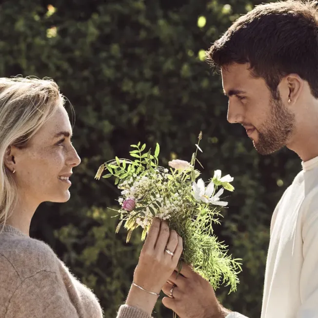 Blomdahl Plain curved ørering i gullfarget titan