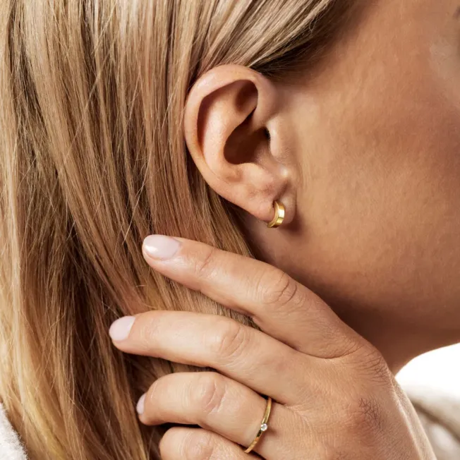 Blomdahl Plain curved ørering i gullfarget titan