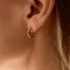 Blomdahl rounded curved ørering i gullfarget titan