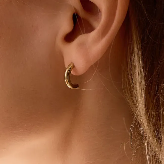 Blomdahl rounded curved ørering i gullfarget titan