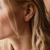 Blomdahl Brilliance Sweetheart  ørepynt med gullfarget titan med krystaller