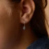 Blomdahl Pendant Bicone øreringer i gullfarget titan med akvamarinfarget krystall