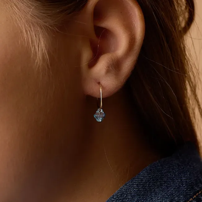 Blomdahl Pendant Bicone øreringer i gullfarget titan med akvamarinfarget krystall