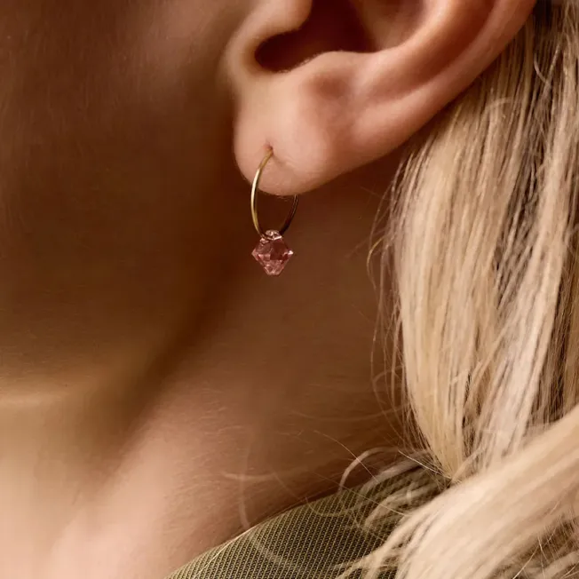 Blomdahl Pendant Bicone øreringer i gullfarget titan med lys rosa krystall