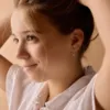 Blomdahl Pendant Bicone øreringer i gullfarget titan med lys rosa krystall