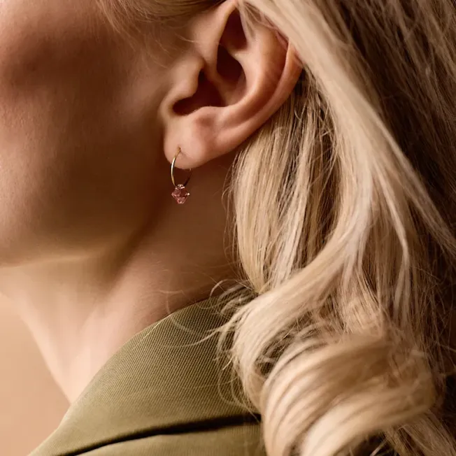 Blomdahl Pendant Bicone øreringer i gullfarget titan med lys rosa krystall