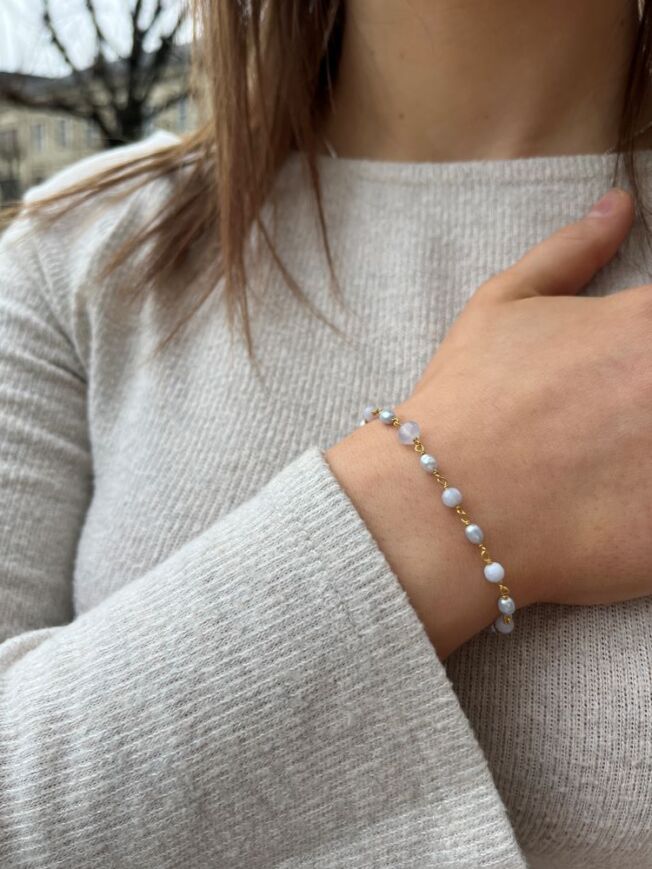 Susanne Friis Bjørner armbånd i forgylt sølv med calcedon og ferskvannsperler