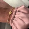 Susanne Friis Bjørner armbånd i forgylt sølv med blomst og mix av sten gul-grønn