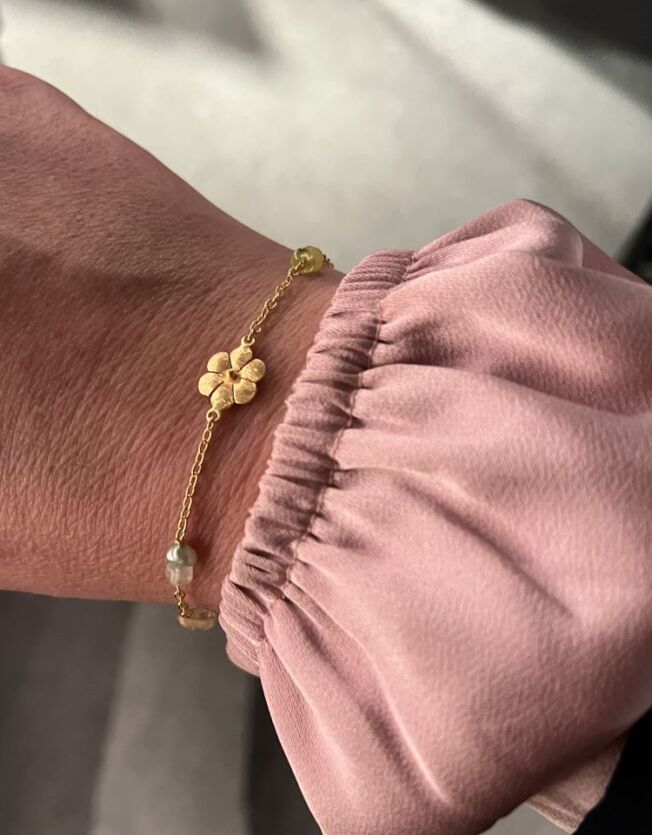 Susanne Friis Bjørner armbånd i forgylt sølv med blomst og mix av sten gul-grønn