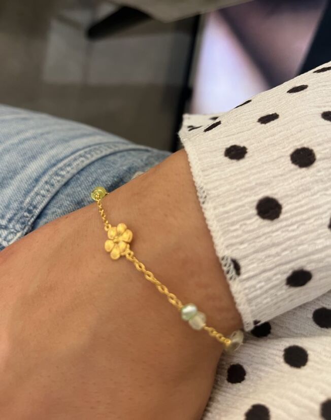 Susanne Friis Bjørner armbånd i forgylt sølv med blomst og mix av sten gul-grønn