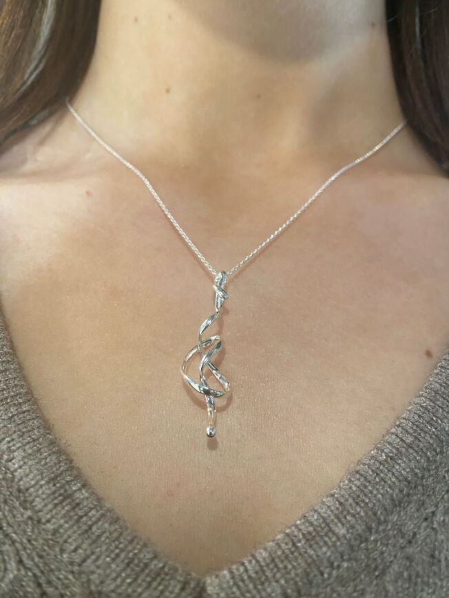 20001679 modell Georg Jensen Torun Forget me Knot anheng i sølv