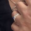 Infinity ring i hvitt sølv med blå krystall