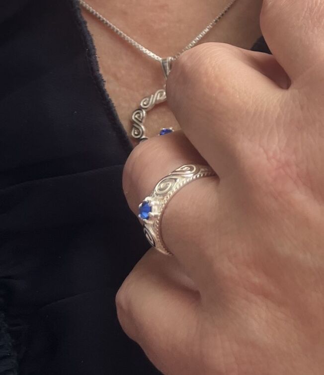 Infinity ring i hvitt sølv med blå krystall
