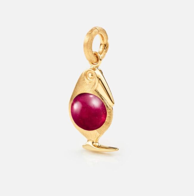OLE LYNGGAARD COPENHAGEN Bird Family Charm i gult gull med cerise turmalin