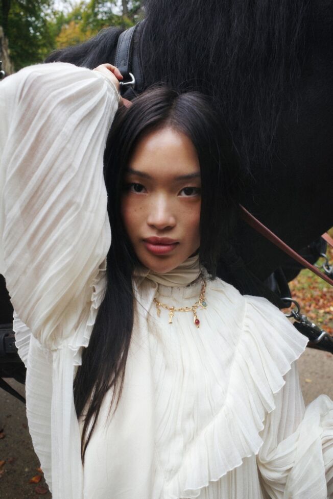 OLE LYNGGAARD COPENHAGEN Bird Family Charm i gult gull med cerise turmalin