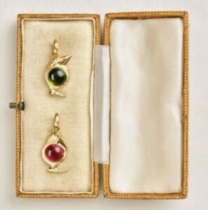 OLE LYNGGAARD COPENHAGEN Bird Family Charm i gult gull med cerise turmalin