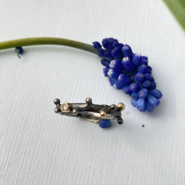 By Birdie Ring Urban Harlem Buds i oksidert sølv med gult gull detaljer og diamant