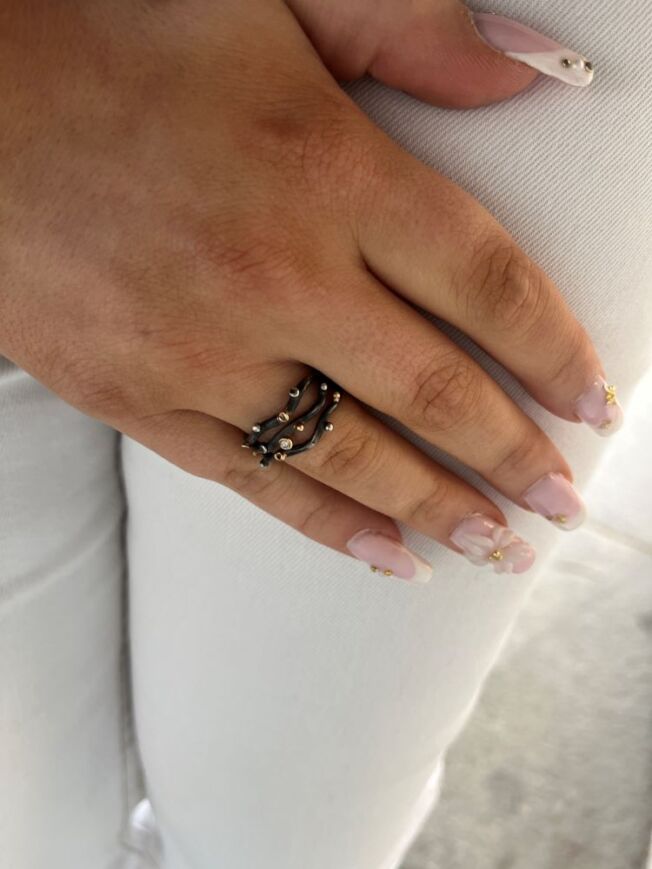 By Birdie Ring Grace Triple i sølv med gult gulls detaljer og diamanter