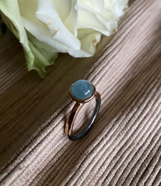 By Birdie "Ring Victoria rose aquamarine" i sølv med gult gull detaljer og akvamarin