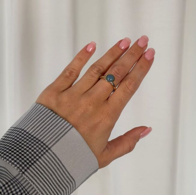 By Birdie "Ring Victoria rose aquamarine" i sølv med gult gull detaljer og akvamarin