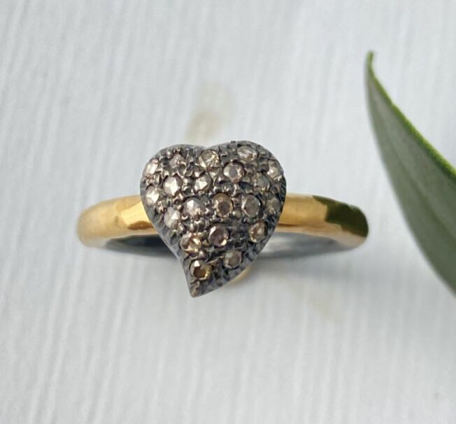 By Birdie Ring Victoria Heart Pavé i oksidert sølv med gult gull detaljer og diamanter
