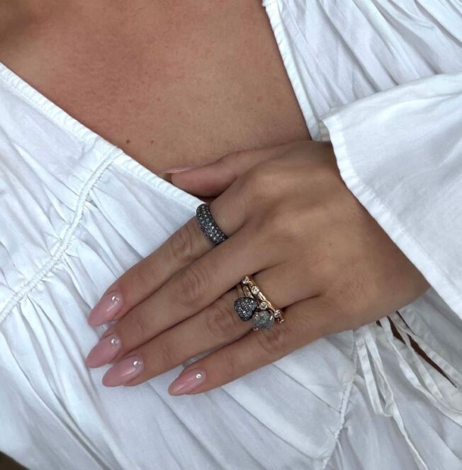 Ringer fra By Birdie i oksidert sølv med gull, samt diamanter.