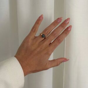 Ring fra By Birdie i oksidert sølv med gull. Toppen er et hjerte fylt med diamanter.