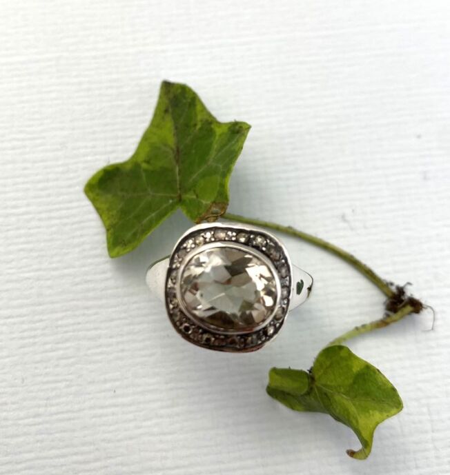 By Birdie Frida Signet Pavé Ring i sølv med diamanter og grønn ametyst