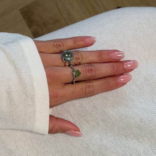 By Birdie Frida Signet Pavé Ring i sølv med diamanter og grønn ametyst