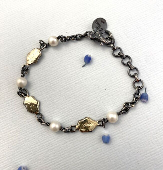 By Birdie Ellen Pearl armbånd i sølv med gult gull og perler
