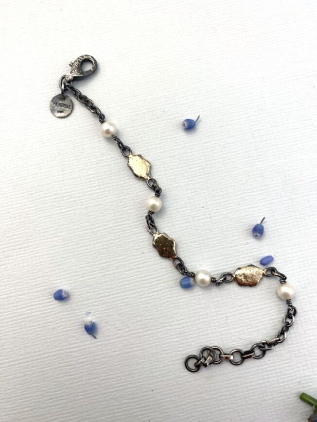 By Birdie Ellen Pearl armbånd i sølv med gult gull og perler