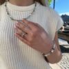 Kjede, armbånd og ring fra By Birdie i oksidert sølv med blå toner