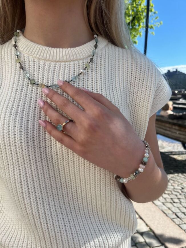 Kjede, armbånd og ring fra By Birdie i oksidert sølv med blå toner