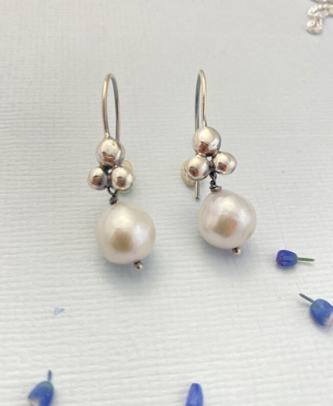 By Birdie Rose Buds Silver pearl ørepynt i sølv med perler