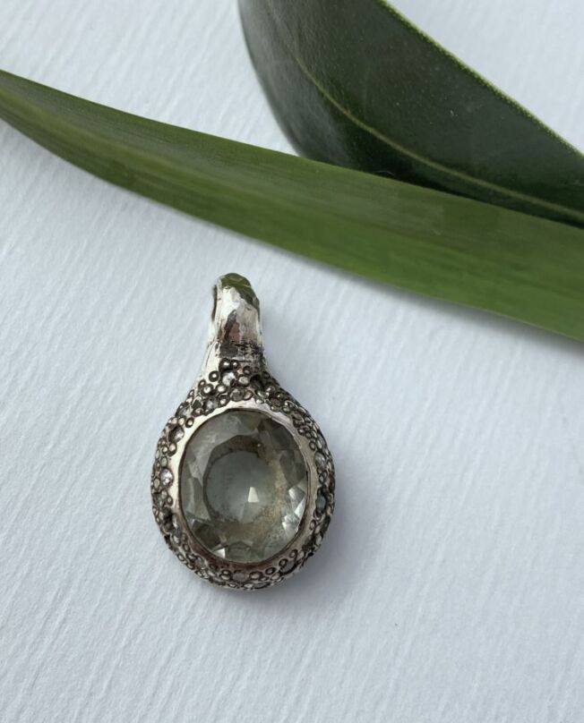 Frida anheng i sølv med diamanter fra By Birdie samt lemon kvarts