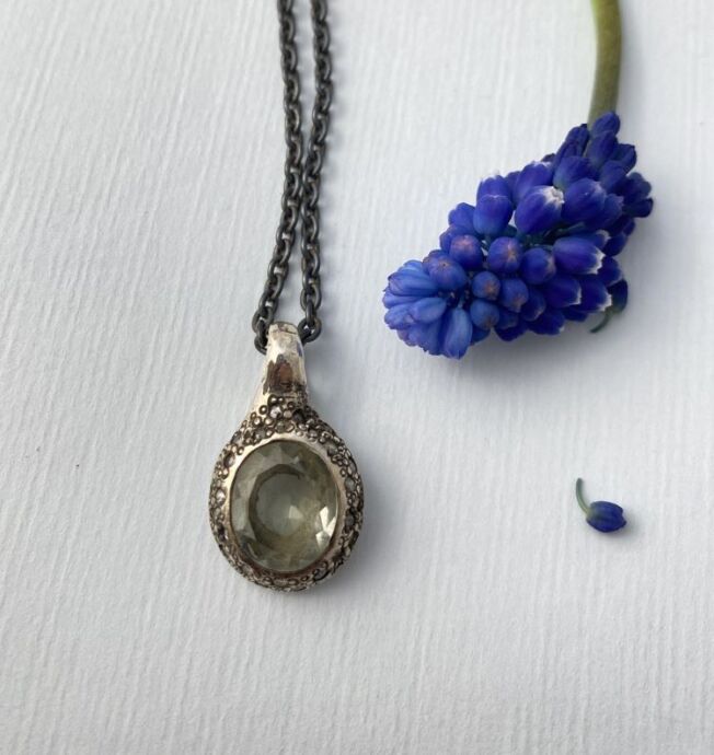 Frida anheng i sølv med diamanter fra By Birdie samt lemon kvarts