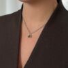 5090364d-1 Grace anheng fra By Birdie med Raw Peridot. En uslipt peridot fattet i sølv, med gult gull kule